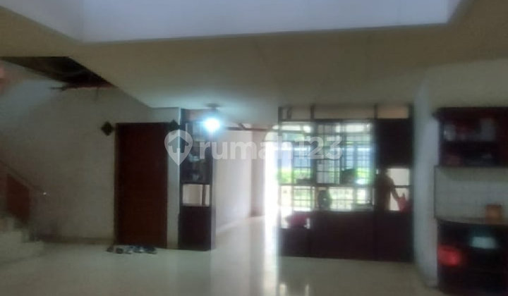 Rumah Lama Lebar 20 Meter di Kompleks Elit Permata Hijau 2