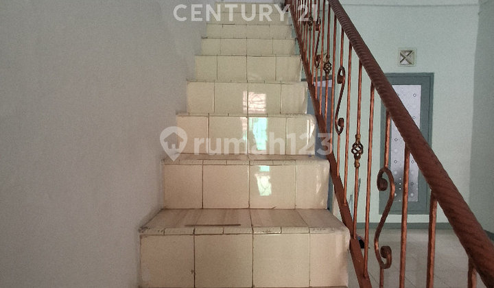 Rumah 2 Lantai Lokasi Strategis Bebas Banjir Tenang untuk Hunian 2