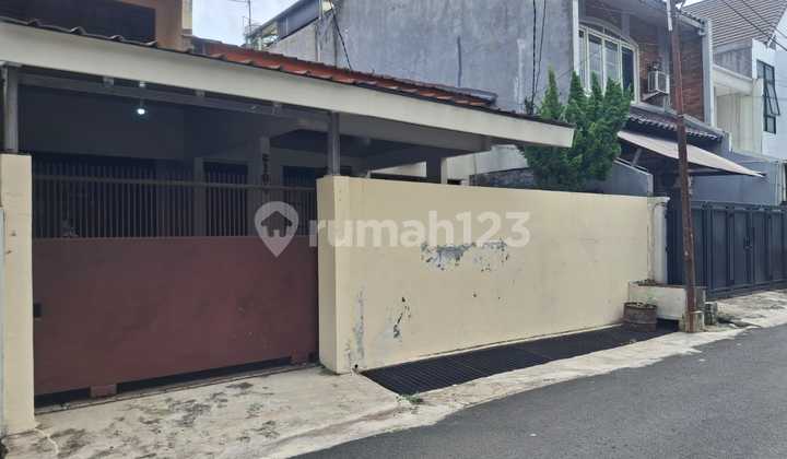 Cipete - Dijual Rumah Lokasi Strategis, 2 Lantai Dan Siap Huni