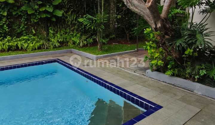 Rumah Klasik Lingkungan Tenang Ada Kolam Renang di Ampera Jakarta