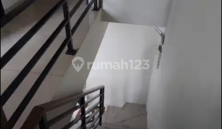 Disewakan Rumah 2 Lantai Magenta Sumarecon Bekasi 2