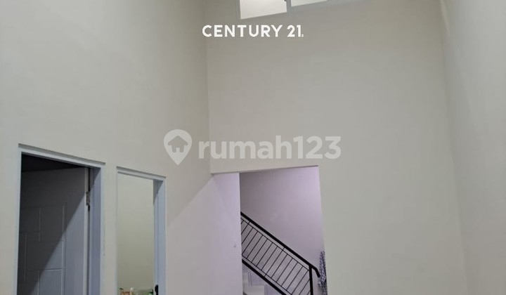 Beautiful Independent Building House For Sale, Ready to Occupancy, Facing a Park 2