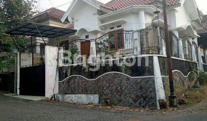 Rumah pojok kosongan dengan 6 kamar tidur, carport 2 mobil di Riverside Kota Malang 1