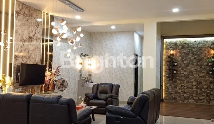 RUMAH TINGGAL MEWAH DAN LUXURY TIGA SETENGAH LANTAI BERIKUT INTERIORNYA. LOKASINYA SANGAT STRATEGIS, AKSES MUDAH KEMANA MANA. PLUIT JAKARTA UTARA 2