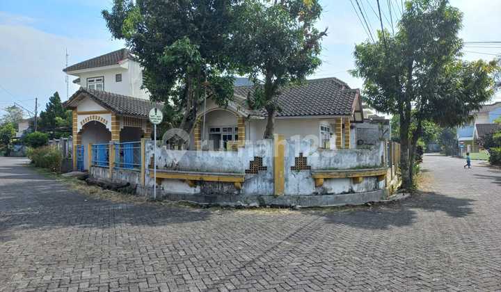 Rumah Besar Pojok di Riverside Dekat Hotel Haris Malang 2
