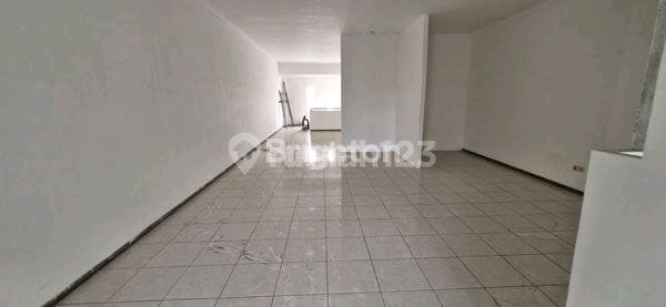 Three-story shop house, 6 meters wide, spacious parking at zero Ayani Street, Malang City.