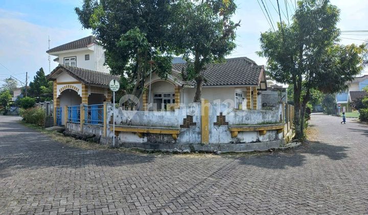 Rumah Besar Pojok di Riverside Dekat Hotel Haris Malang