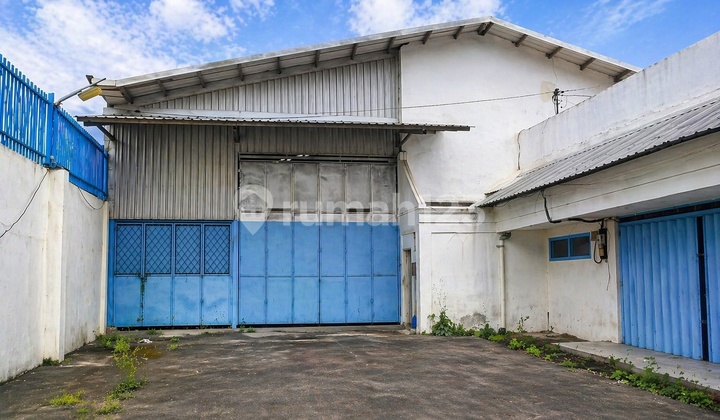 Warehouse along the main road in Batu