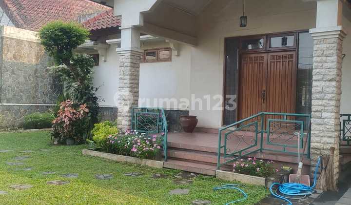 Rumah Klasik Di Tengah Kota
