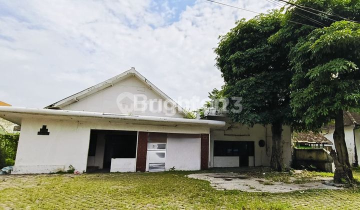 HOUSE with SPACIOUS PARKING LOT in the CITY CENTER 1