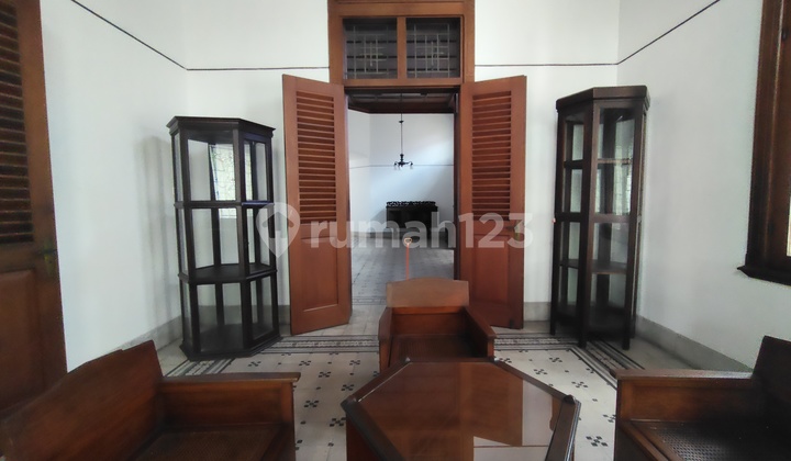 Rumah Klasik Kolonial Di Tengah Kota 2