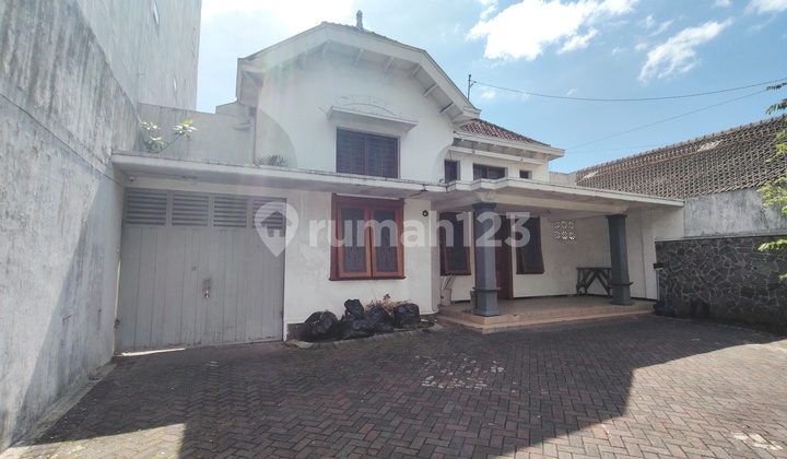 Classic Colonial House in the City Center