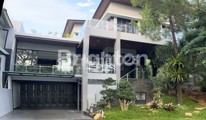 RUMAH MEWAH 2,5 LANTAI di RIVERSIDE