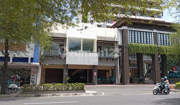 Premium 3-Story Shop House + Rooftop in the Heart of Jogja City, Ideal for Business, Near Tugu Station & Malioboro