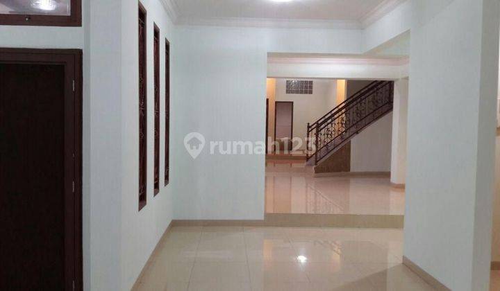 Rumah cantik rapih siap huni 3 Lantai SHM di Citragrand  2