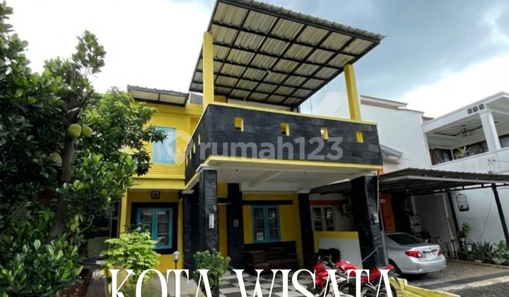 Yellow House Eksklusif Dikota Wisata