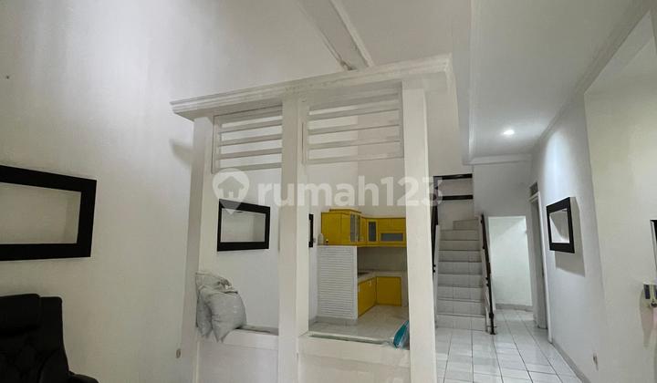 Yellow House Eksklusif Dikota Wisata