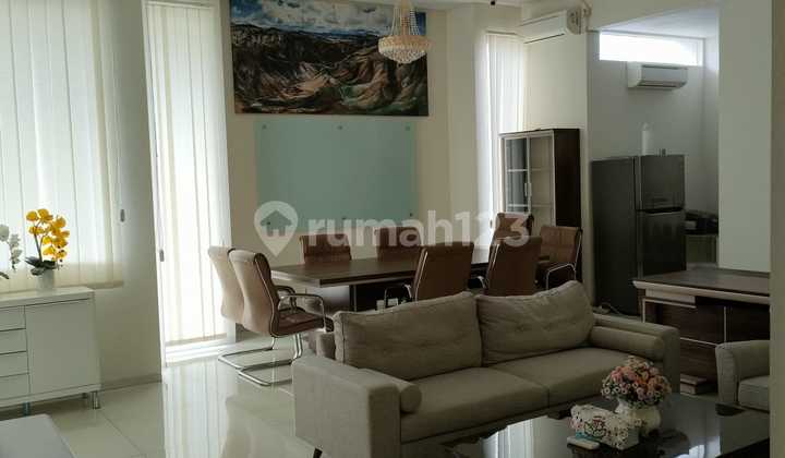 Dijual Cepat Rumah Mewah Furnished Di Jalan Utama Kota Wisata  2