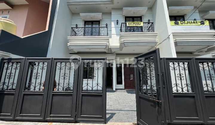 Rumah Mewah di Duren Sawit, SHM, Free Kitchen Set