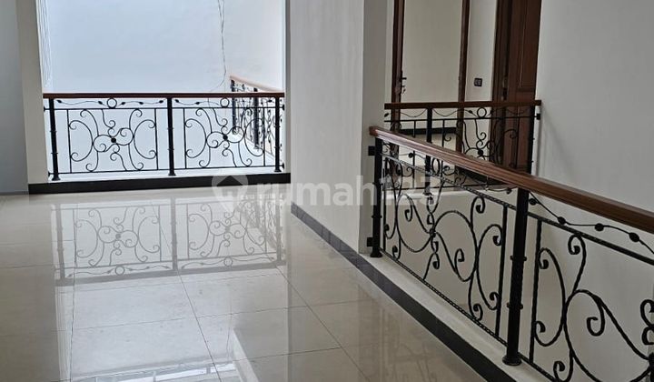Rumah baru renovasi 2 Lantai di Pondok Indah SHM Rumah baru renovasi 2 Lantai di Pondok Indah SHM