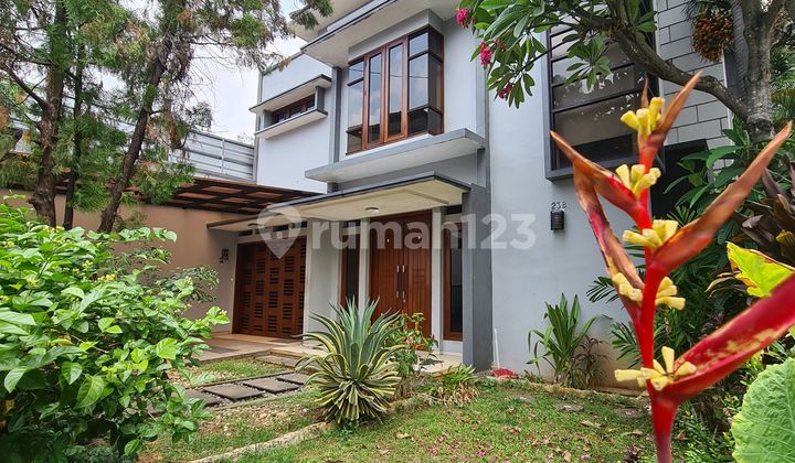 Rumah Hook Dalam Komplek One Gated System di Lebak Bulus SHM