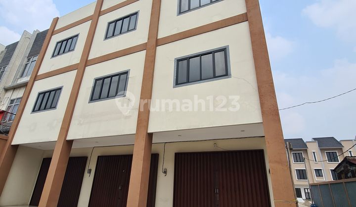 Passive Income? Shop House 5 Minutes to Lebak Bulus, Leased Condition, Freehold Title 2