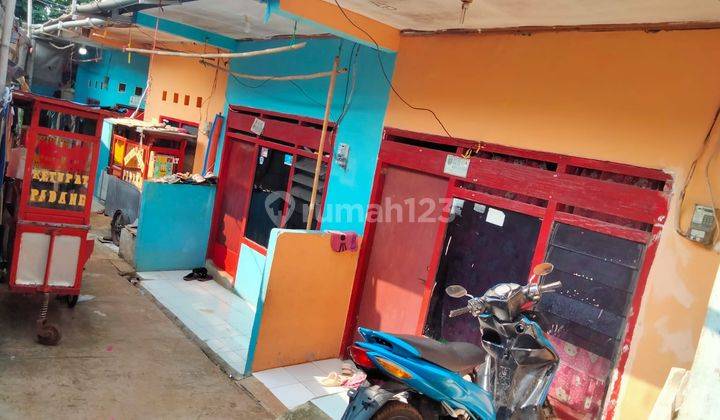 Rumah Kontrakan 4 Rumah di Depan Stasiun Kereta Api  Citayam Depok  lokasi tidak jauh dari Stasiun tinggal jalan kaki saja.Rumah kondisi terisi tinggal terima sewa .pendapatan  perbulan  3.2 jt / bln  sangat cocok buat Investasi . 1