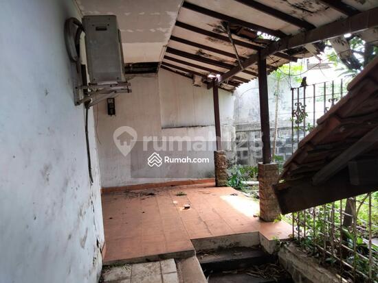 A serene house in the Pertanian Complex area of Pasar Minggu, South Jakarta, is very suitable for both residence and office. 2