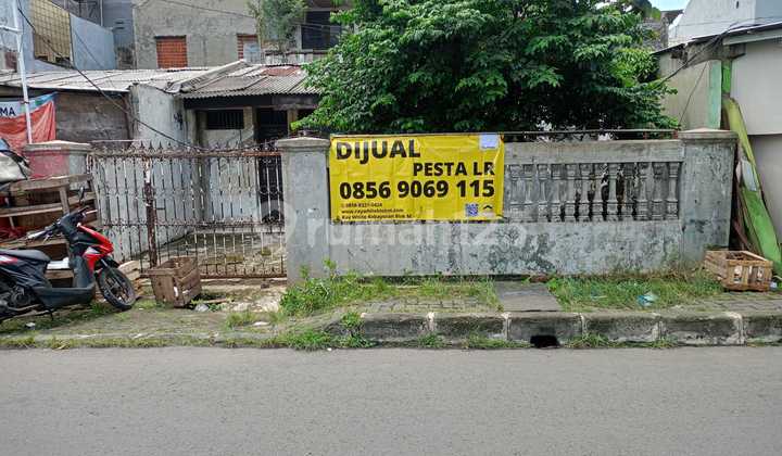 A serene house in the Depok 2 Tengah residential area, DEPOK, is highly suitable for both living and business, a rare find. 2