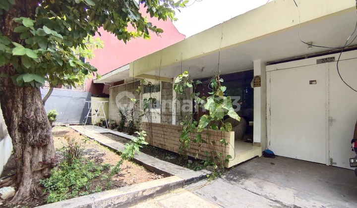 Rumah di Kawasan Pusat Bisnis Kebayoran Baru .Sangat Cocok Buat Kantor, Klinilk , Kos2an Eklusif dan Usaha Lainnya . Berada di Pusat Bisnis Radio Dalam dan Barito Kebayoran Baru Blok M Jakarta Selatan