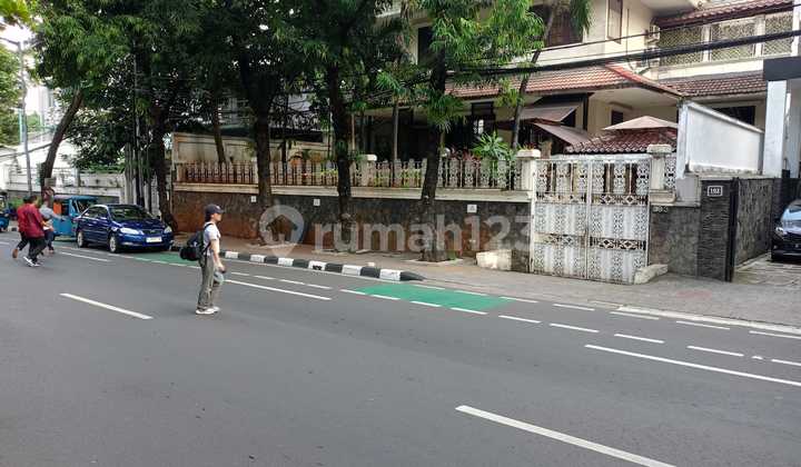 Rumah ASRI dan Eklusive di Kawasan Pusat Bisnis Blok M Kebayoran Baru Jakarta Selatan , sangat cocok buat Usaha dan Kantor.