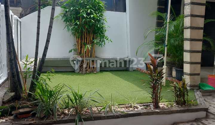 Ready-to-Live House in the Elite Area of Kebayoran Baru, South Jakarta, located near Senopati, POLRI Headquarters, and Blok M.