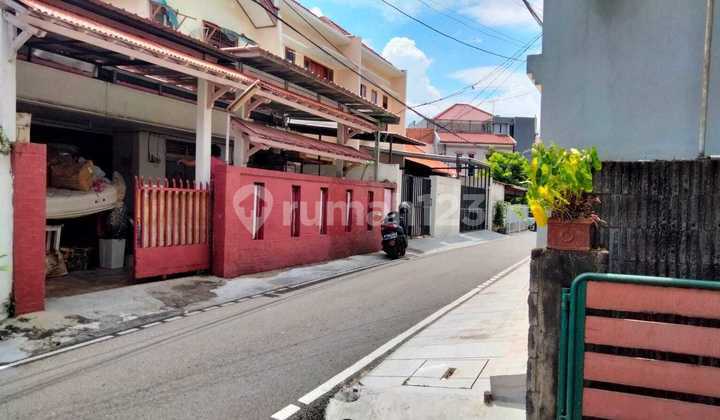 Rumah Kos2an 15 Kmr bisa Bangun Jadi 30 Kmr Lokasi Dekat MRT Blok A dan MRT Blok M Kondisiktif dan Full Terisi Pembeli Tingal Melanjutkan Saja Jadi Untung.