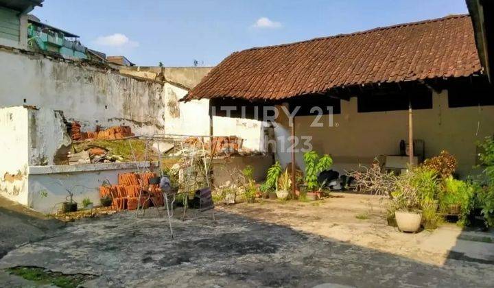 RUMAH TUA DI JALAN UTAMA SEMARANG STRATEGIS DEKAT POLDA JATENG 2