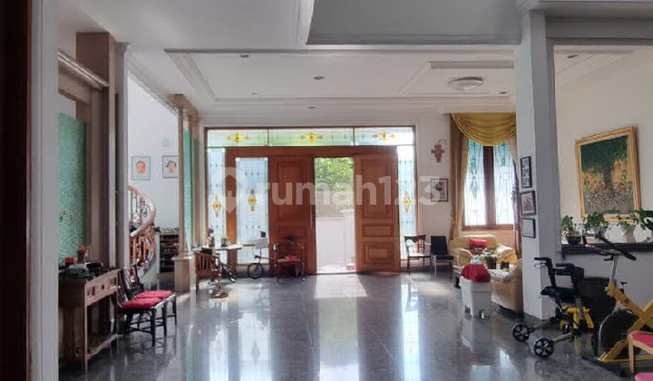 Luxury Classic Style Hook House in a Strategic Location in Kembangan 2
