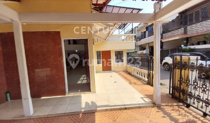 2-Storey Corner House Strategically Located in a Complex in Koja, Flood-Free 2