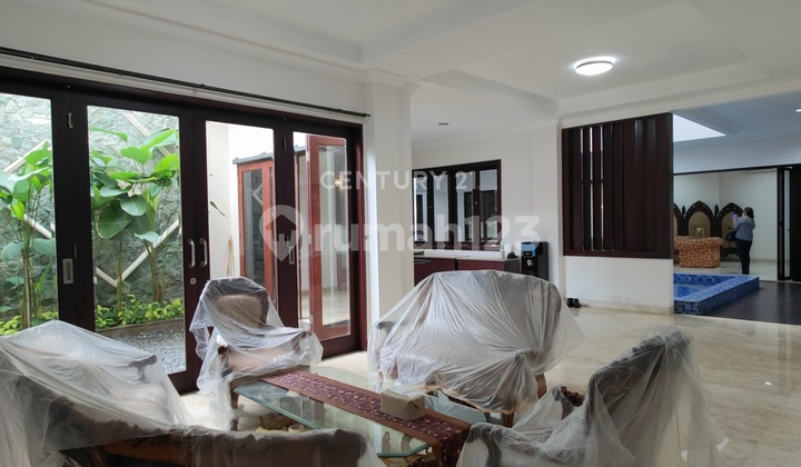 Disewa Rumah Mewah Taman Luas Dalam Komplek Dekat ke Senayan 2
