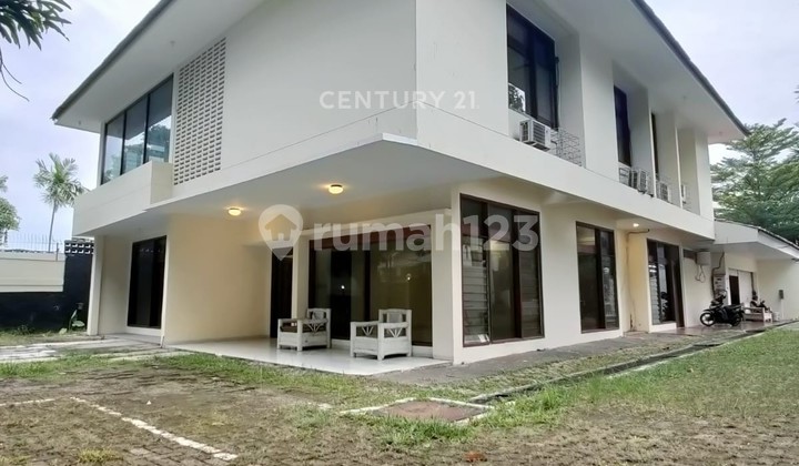 For Rent House can be used for Office Spacious Car Parking in Kemang, South Jakarta