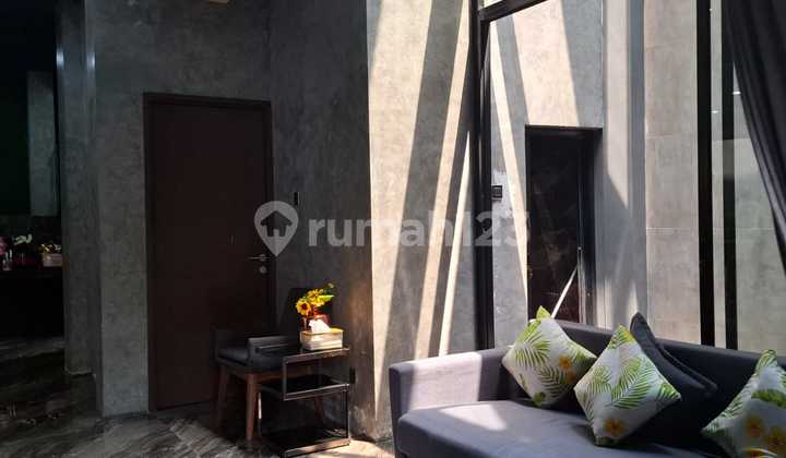 Rumah 2 Lantai Gaya Industrial di Griya Jakarta, Pamulang