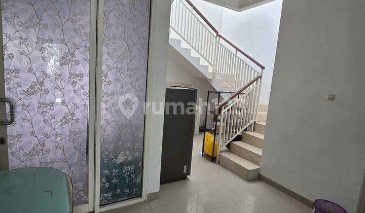 Rumah 2 Lantai di Equator Town House Selangkah ke Bintaro 2