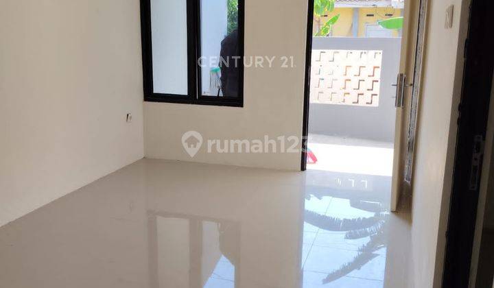 ruang tamu rumah dekat jalan besar di
