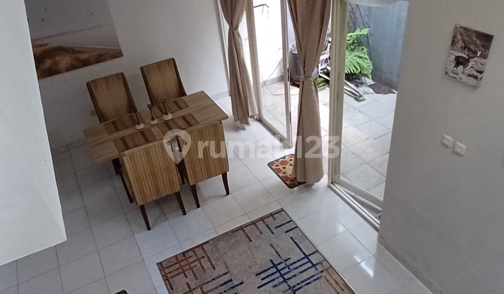 Rumah 2 Lantai di Jatimelati, Bekasi.disewakan Rumah di Wilayah yang Tenang dengan Pemandangan Permukiman Warga. Properti 2 Lantai Bergaya Modern Ini Berada di Lingkungan Strategis.kategorinya Adalah Sebagai Berikut: - Kamar Tidur: 3 - Kamar Mandi: 2 - Se 2