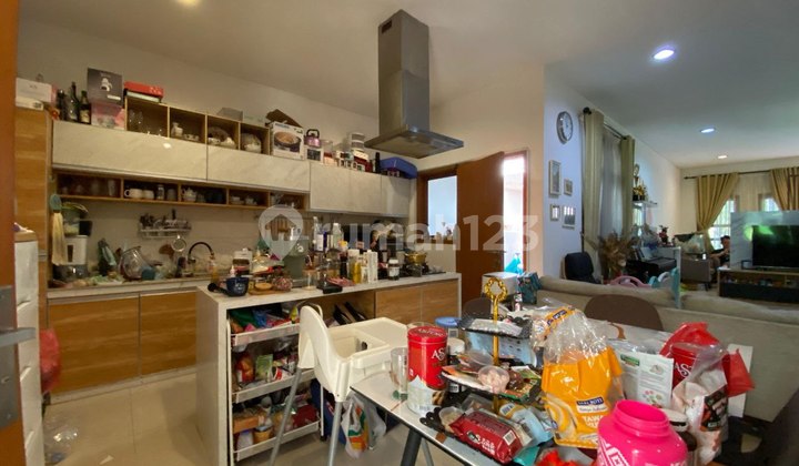 Ready-to-occupy house, strategic location in the premium Pasteur area, Bandung 2