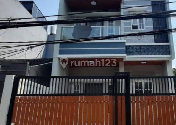 Rumah Baru 3 Lantai Lokasi Strategis di Duri Kepa, Jakarta Barat 1