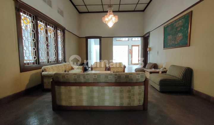 Rumah Classic Daerah Dago Bandung Taman Depan Belakang 2