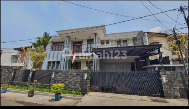 Rumah 2 Lantai Turun Harga Daerah Sayap Riau Bandung Semi Furnished