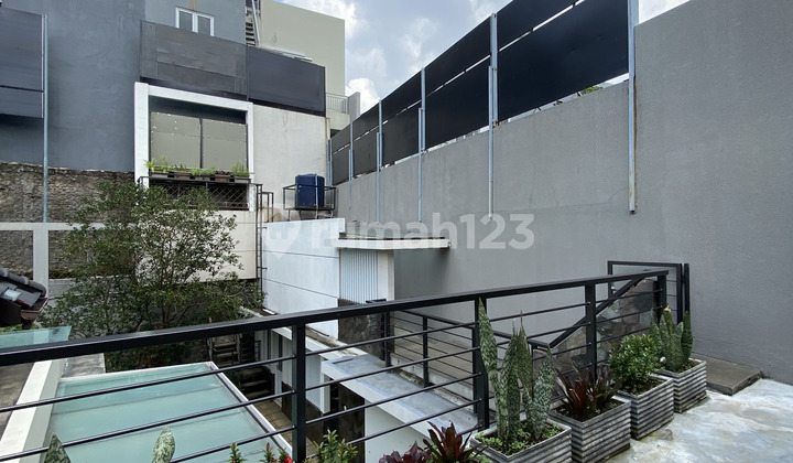 Rumah bagus 2 Lantai Di Daerah Setra Murni Bandung