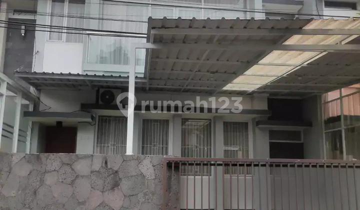 Rumah 3 Lantai Furnished Di Daerah Setiabudi Bandung