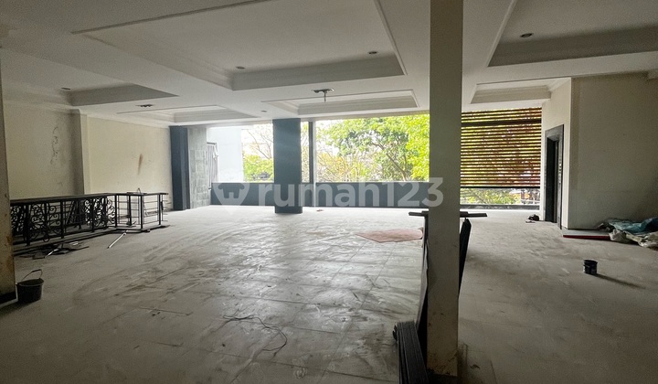 Ruang Usaha Modern bisa untuk Kantor Lokasi Mainroad