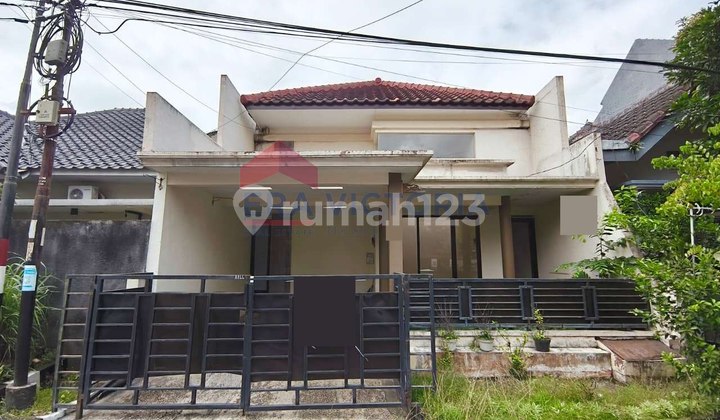 Comfortable House in a One-Gate System Housing Estate Near Sulfat Culinary Area, Easy Access to Malang City Center